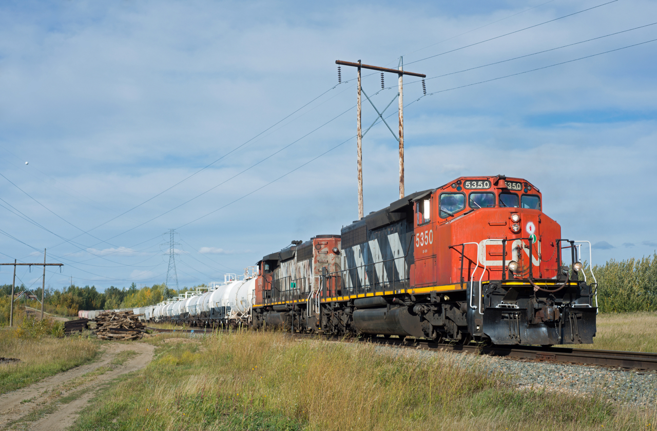 A clean CN 5350 and a less than stellar looking 5242 lead train 512 down the final stretch of the Beamer Spur toward Scotford Yard.