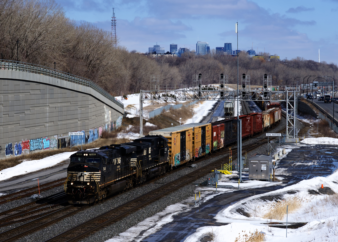 NS 7646 & NS 9732 lead a 47-car CN 529 past Turcot Ouest.