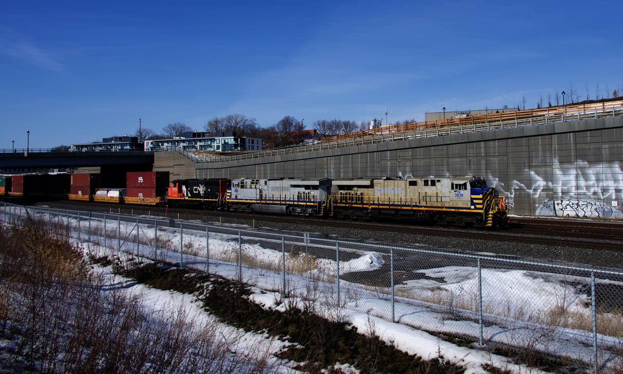 The two ex-CREX units on the head end of CN 120 (CN 3939 & CN 3948) have different shades of grey as they approach Turcot Ouest, with CN 9418 as the third unit.