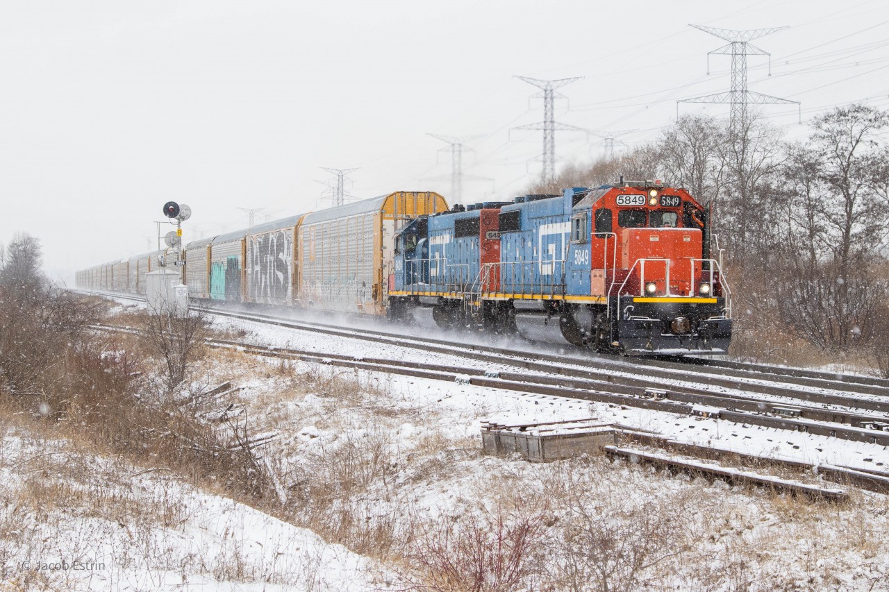 GTW's 5849 & 6420 fly through mile 2.5 of the Halton Sub as with a cut of auto racks they pulled from Brampton Intermodal.