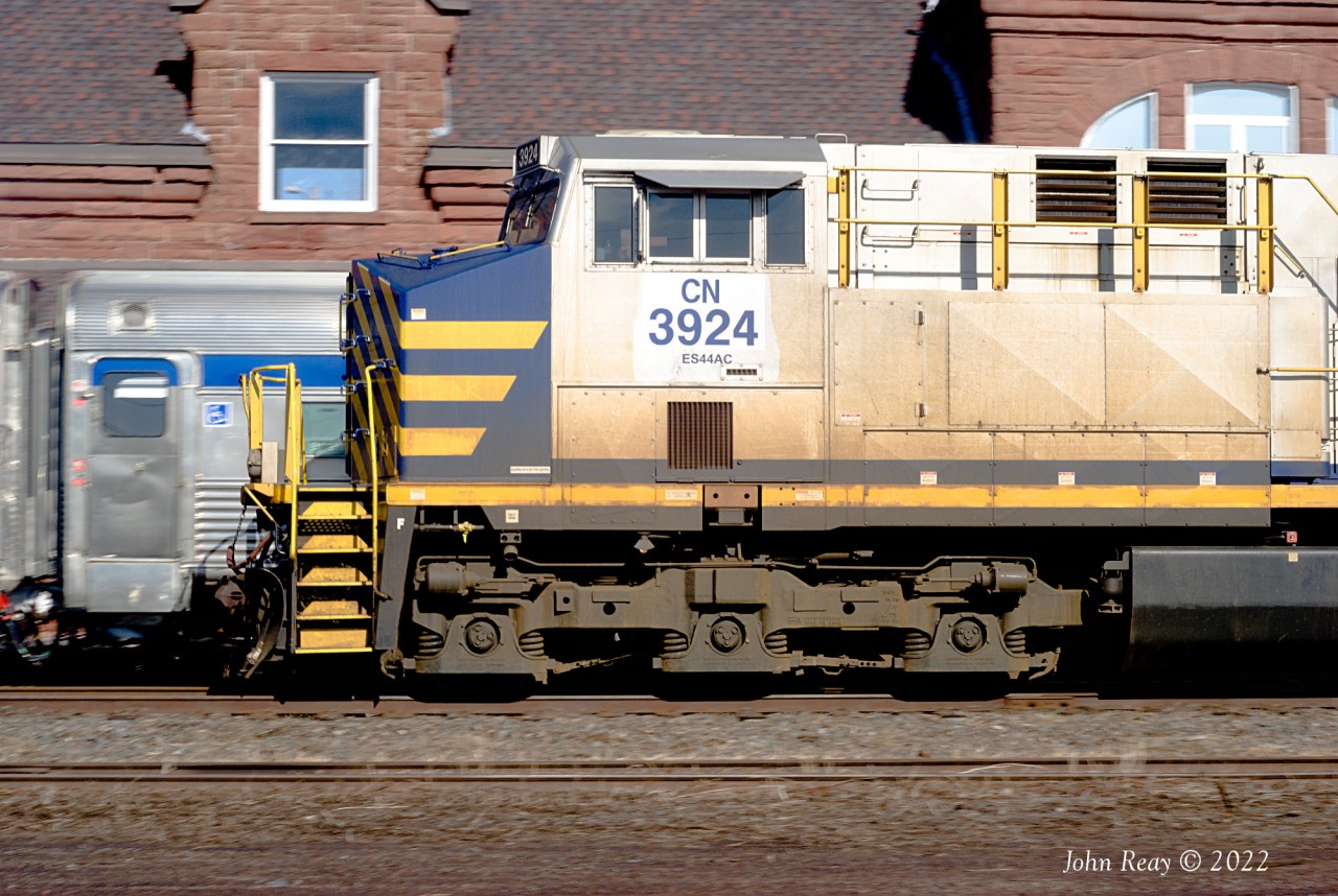 March 14th 2022 @ 15:55, pan shot of L507's lead unit, CN (ex-CREX) 3924, meeting VIA 14 "The Ocean" at Amherst Station.