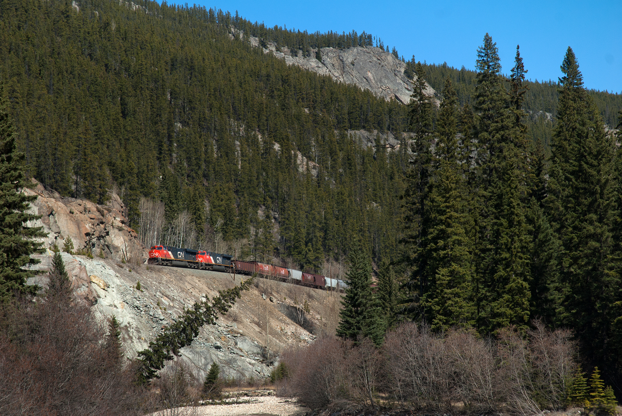 CN 2284 leads a westbound around the tunnel at Geikie on the south track of CN's Albreda Sub, just west of Jasper.
