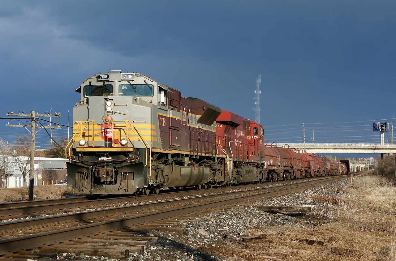 It seems most days I’m cursing 236, ex 246, like yesterday coming too late with six PRLX units. But that’s just the nature of the hobby. Today I wasn’t cursing 236 with heritage SD70ACU 7018 charging westbound at Meadowvale under some decent lighting. You win some, you loose some.