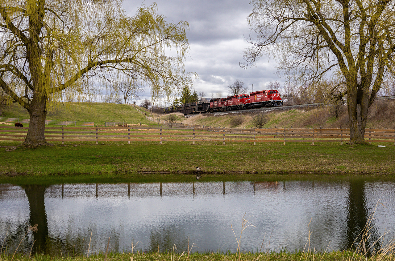 A fresh newly repainted GMD SD40-2 leads a trio of standard cabs on a welded rail train bound for the former CMQ territory.