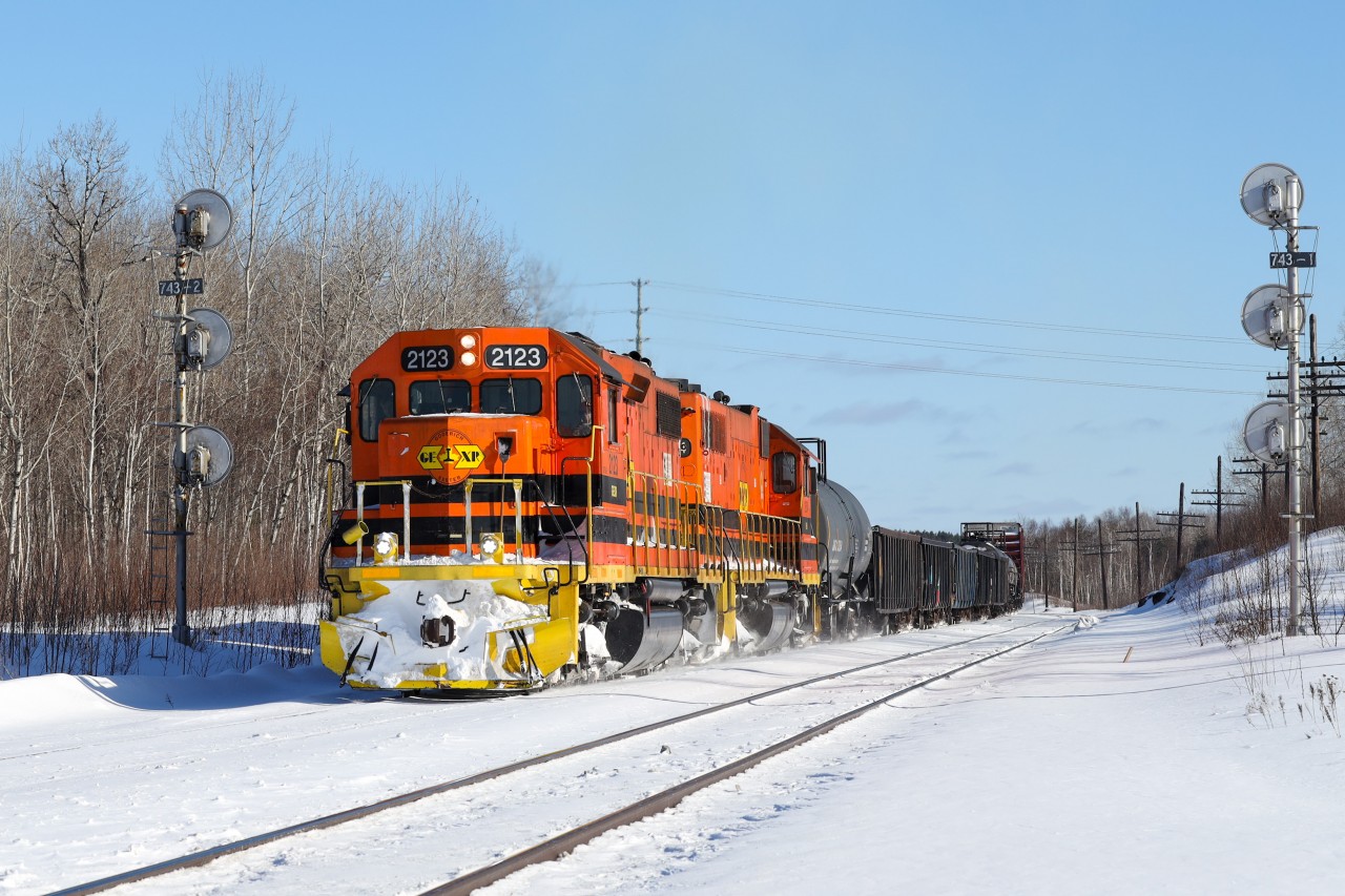 2022/02/23 GEXR 2123 leading OVR 431 North Bay-Sudbury, RLK 2054 trailing, at Moonlight