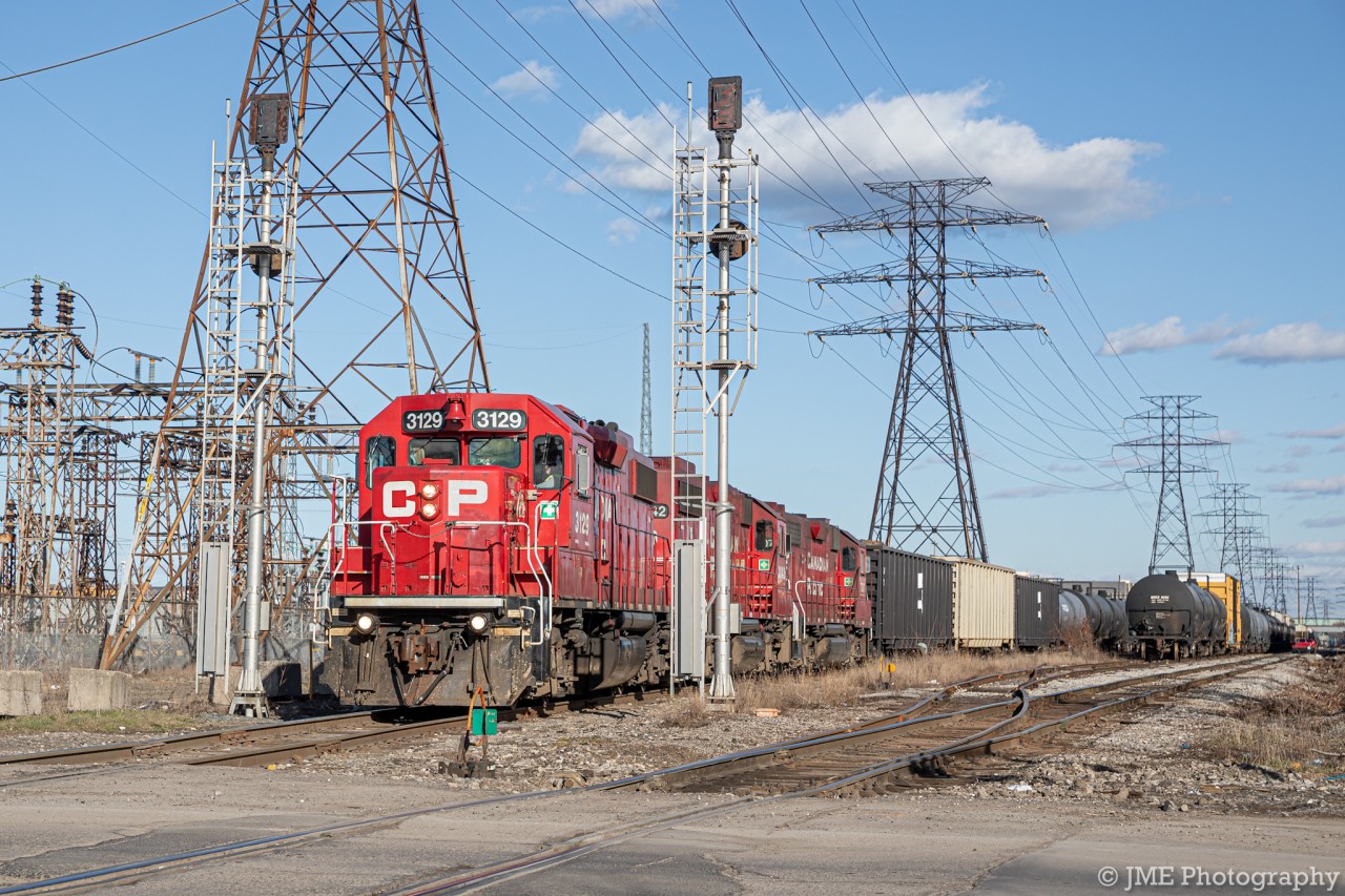CP H42 heads back up to Hamilton’s Kinnear yard, passing some very peculiar signals lighting the right of way for CN and CP using the Spur. In the consist are three of CP’s finest GMD GP38-2’s pulling freight, that they picked up at the industries by the Hamilton Port.