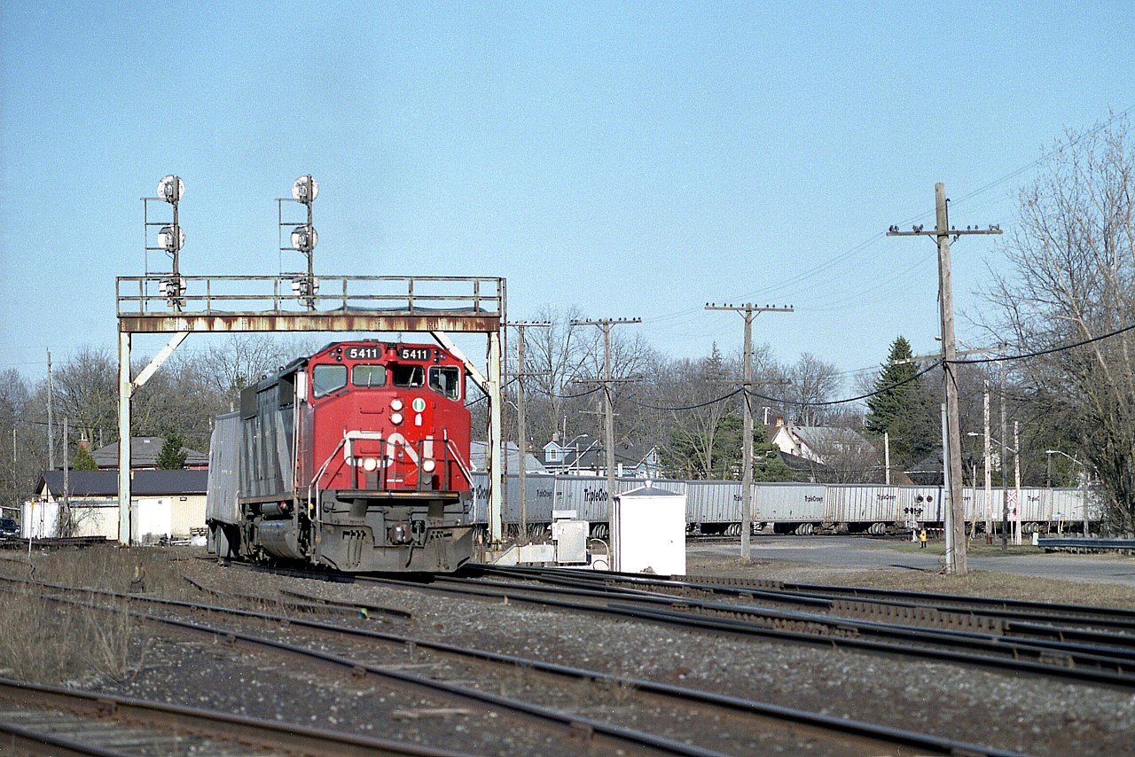 Flashback to when the Triple Crown service was operated by CN.........it has been gone quite a few years already.  It is late in the day as CN 5411 rounds that swooping curve out by Paris Jct. The 5411, an SD50F, has departed the roster along with all the rest in the 5400-5459 series. Today, 5411 you see is now an SD60, formerly GMTX, the bunch of which was acquired in 2012.