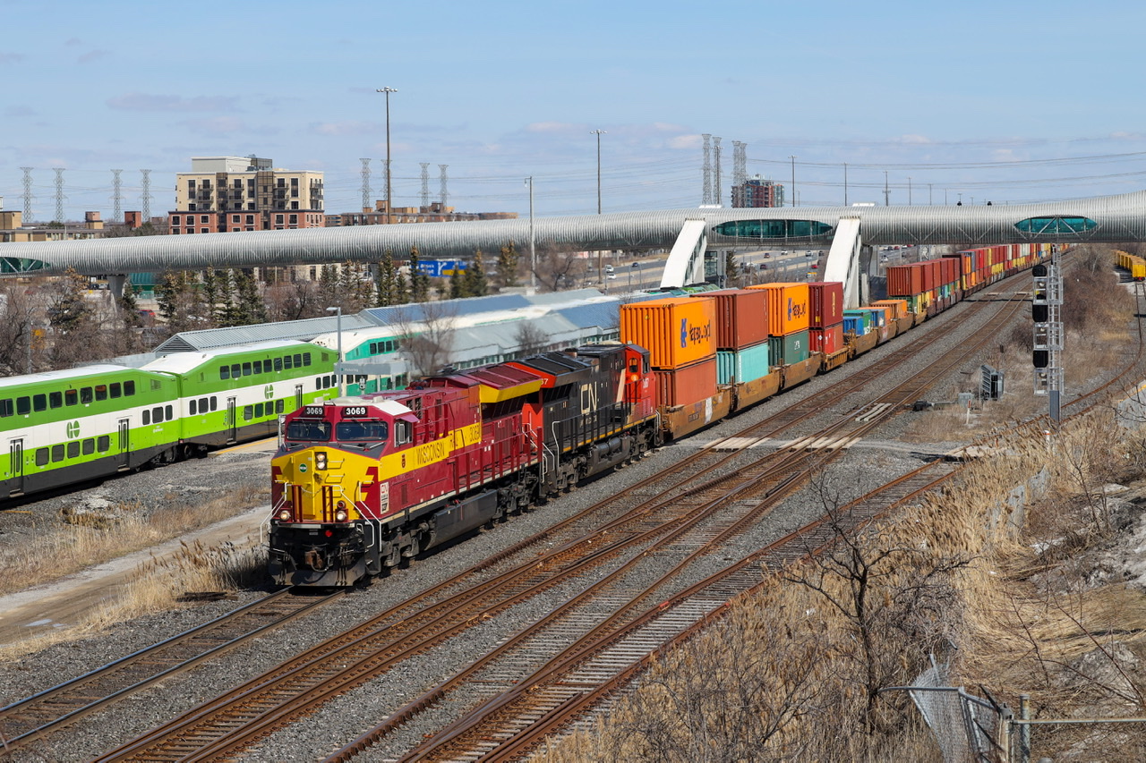 2022.04.02 CN 3069 ‘Wisconsin Central heritage unit’ leading CN Q14921 02, at Liverpool