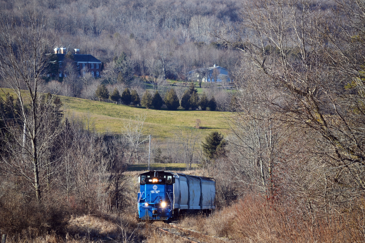 After a rather disheartening mishap with my memory card, this is one of the few photos I transferred off of it before it snapped. OBRY 333 cruises downhill with the Niagara Escarpment in the background. This was a rather popular spot for railfan's on their chase South. I'd have to guess I saw roughly 15? of you out at this spot, for good reasons too!