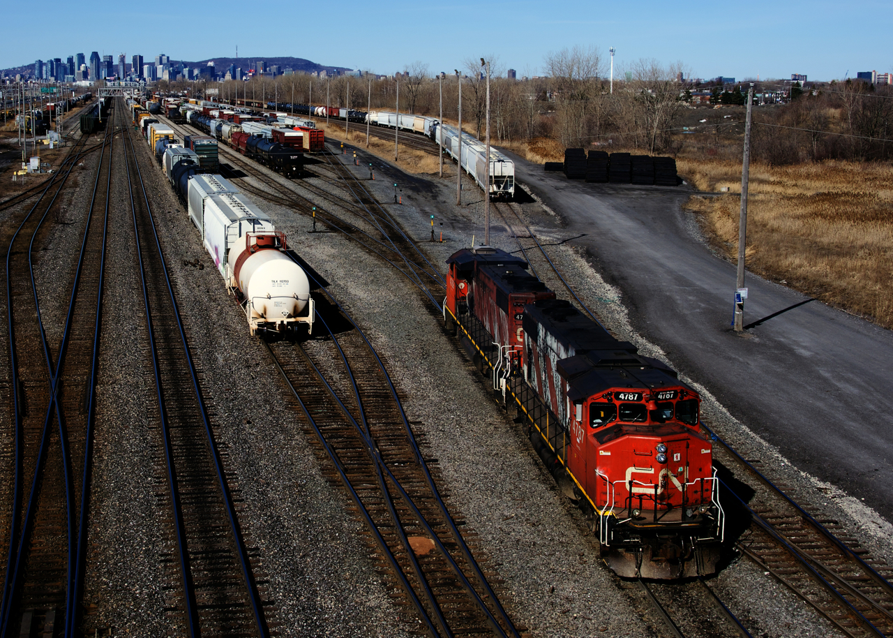 CN 522 is doing some switching in a busy Southwark Yard with CN 4787 & CN 4789 for power.
