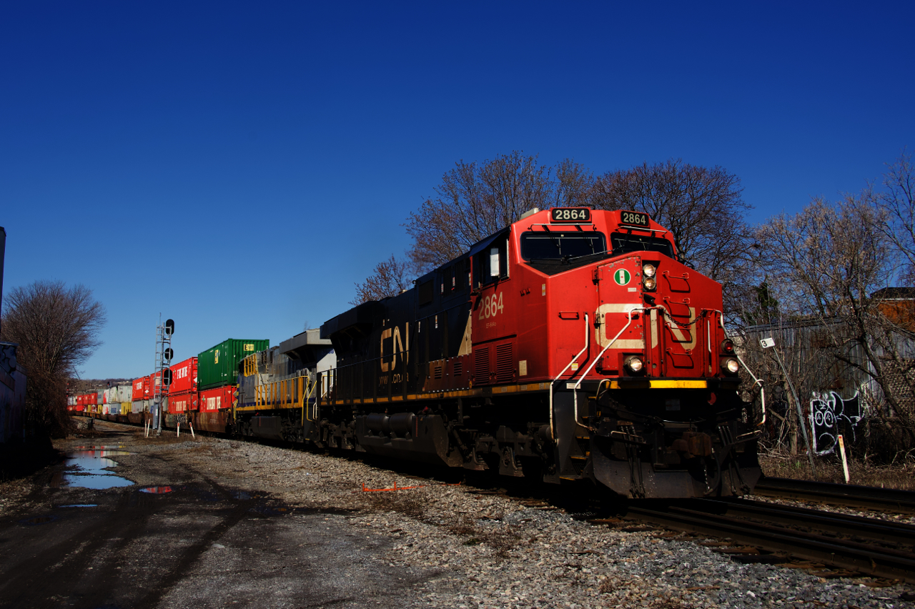 CN 120 has CN 2864 & CN 3958 up front as it passes MP 3 of CN's Montreal Sub.