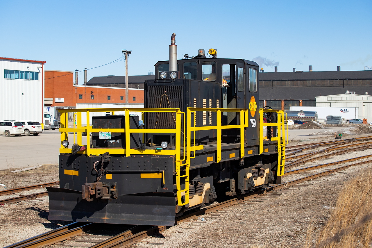 I recently promised a more detailed shot of Genesee & Wyomong's Railcare (RC) 759, so here it is. I am sad to report that the SK license plate is a thing of the past.
