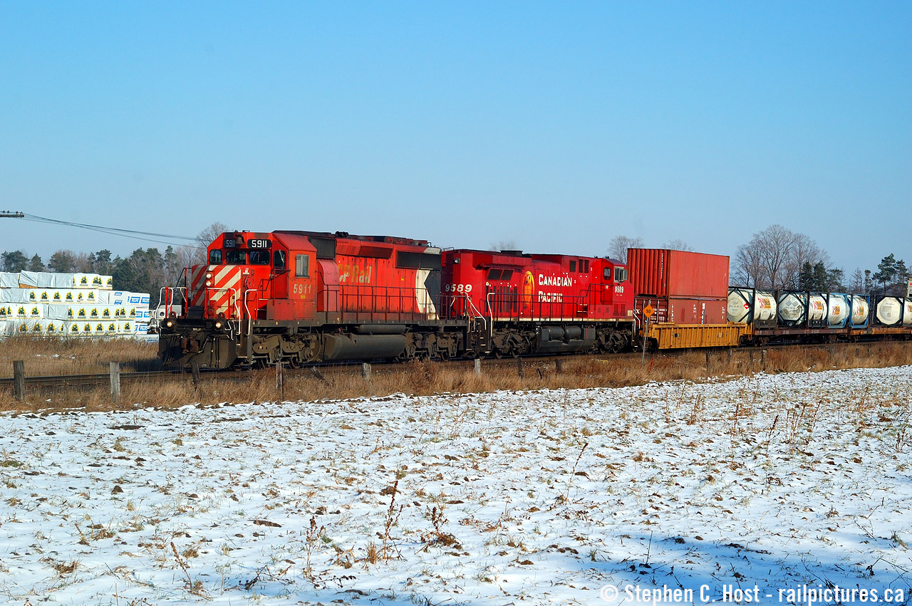 While not in the timetable, this is the place they call "Dumfries" Ontario, near Orrs Lake. The reason I was dragged here was for the 5911 west, one the "large multimark" of the very few at the time (three left then - all now retired/gone). It didn't lead all that often around here..