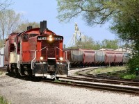 I have to admit I’ve never been a big end cab switcher fan, I’ve always found the larger four axle units more interesting. Over the years CN and CP’s SW1200’s did kind of grown on me, but mainly due to the fact their numbers were shrinking fast by the time I seriously pick up a camera. On the OSR I’d rather catch any other units as well, but with 2 sets of SW1200’s running on Friday we made the most of it. I have to admit they did put on a good show and 1245 looks great in full OSR paint. Here a pair of SW1200’s round the curve at the small yard in Ingersol with a cut of potash hoppers destined for Putnum. Near the Cami plant the power split and 1249 chased the tail end to Putnum only to rejoin the other unit for the light power trip back to Ingersol. The crew laughed at us as they passed asking if we had any idea why they made that move. Honestly I still have no idea, LOL. 