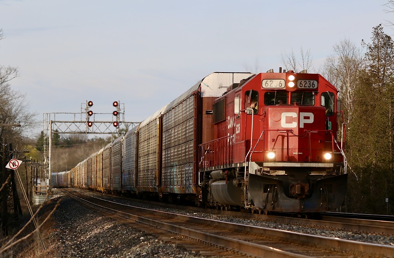 A bit of an odd train that shows up occasionally. Seeing that today’s H88 had a lone ex SOO SD60 it was worth the chase. After missing it at Hornby we had no choice but to race it to Guelph junction. As the light fades rapidly the train is seen ducking under the signals at Guelph junction East.