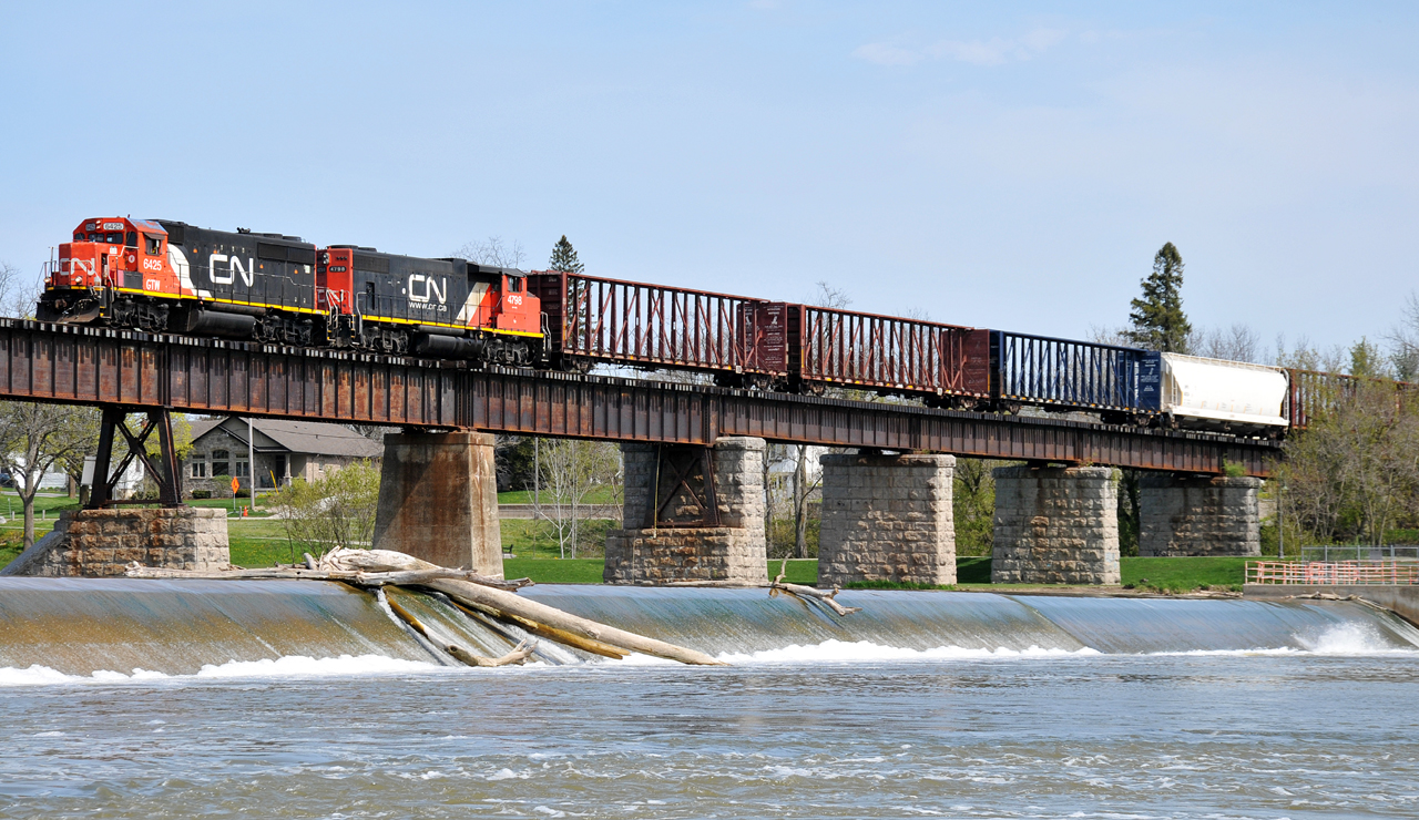 Having completed their switching at Nicholson & Cates, L58031 10 is now starting across the Grand River with GTW 6425 and CN 4798 leading 20 cars