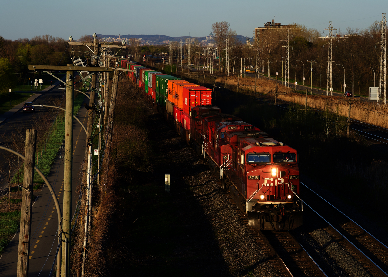 CP 119 has CP 8718, CP 8174 & CP 8577 up front as it heads west through Pointe-Claire.