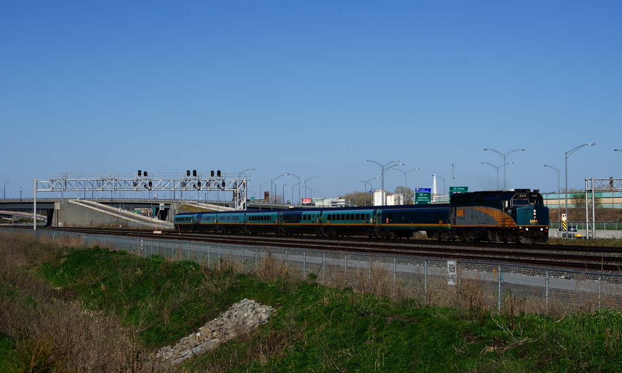 VIA 37 for Ottawa has a Renaissance consist as it approaches Turcot Ouest.
