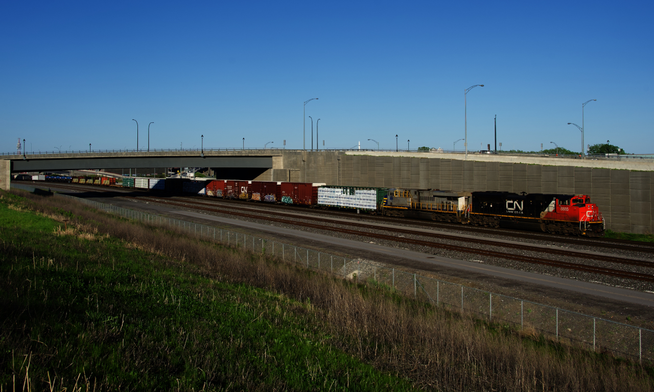 CN 401 has CN 8885 & CN 3967 for power as it passes an on-ramp leading to Autoroute 20.