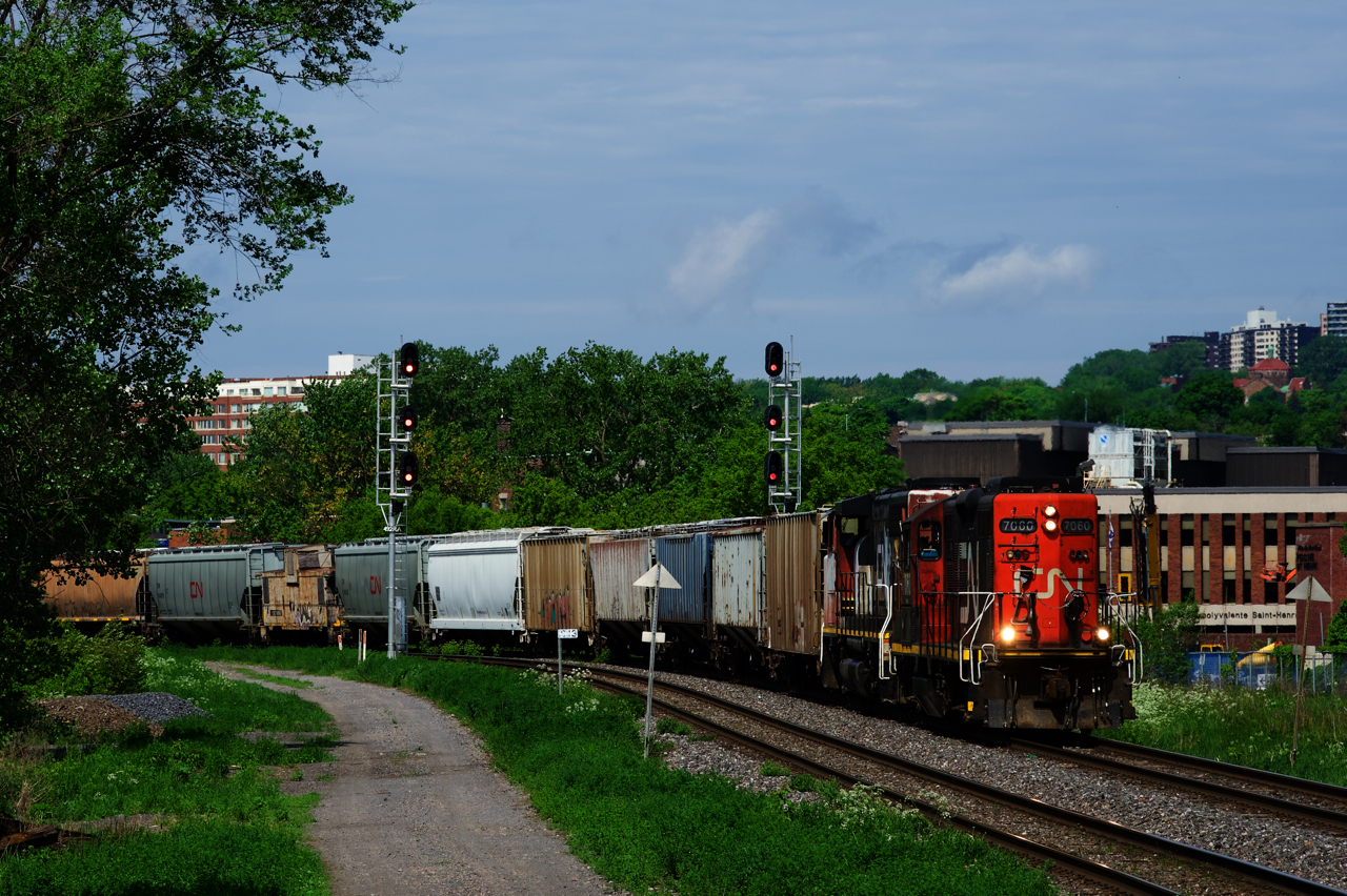 The Pointe St-Charles Switcher is on its way to the Port of Montreal with sixteen cars and is on the move again after waiting for its signal (CN 148 was just ahead of it and going to the port as well). A shoving platform is seven cars back from the head end.