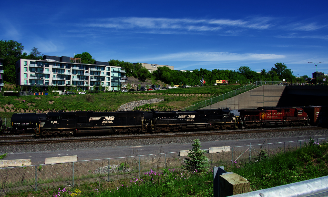 CN 529 has a pair of rebuilds and a CP unit (NS 1848, NS 4333 & CP 9829) as it passes CN 310, which is finishing setting off cars on the Transfer Track. NS 1848 was rebuilt from SD70 NS 2535 in 2019 and NS 4333 was rebuilt from Dash 9-44CW NS 9010 in 2020.