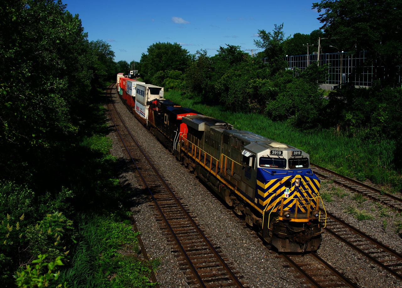Ex-CREX CN 3919 (originally CREX 1343) and CN 3849 lead CN 120 round a curve. CN 3222 is mid-train as well.