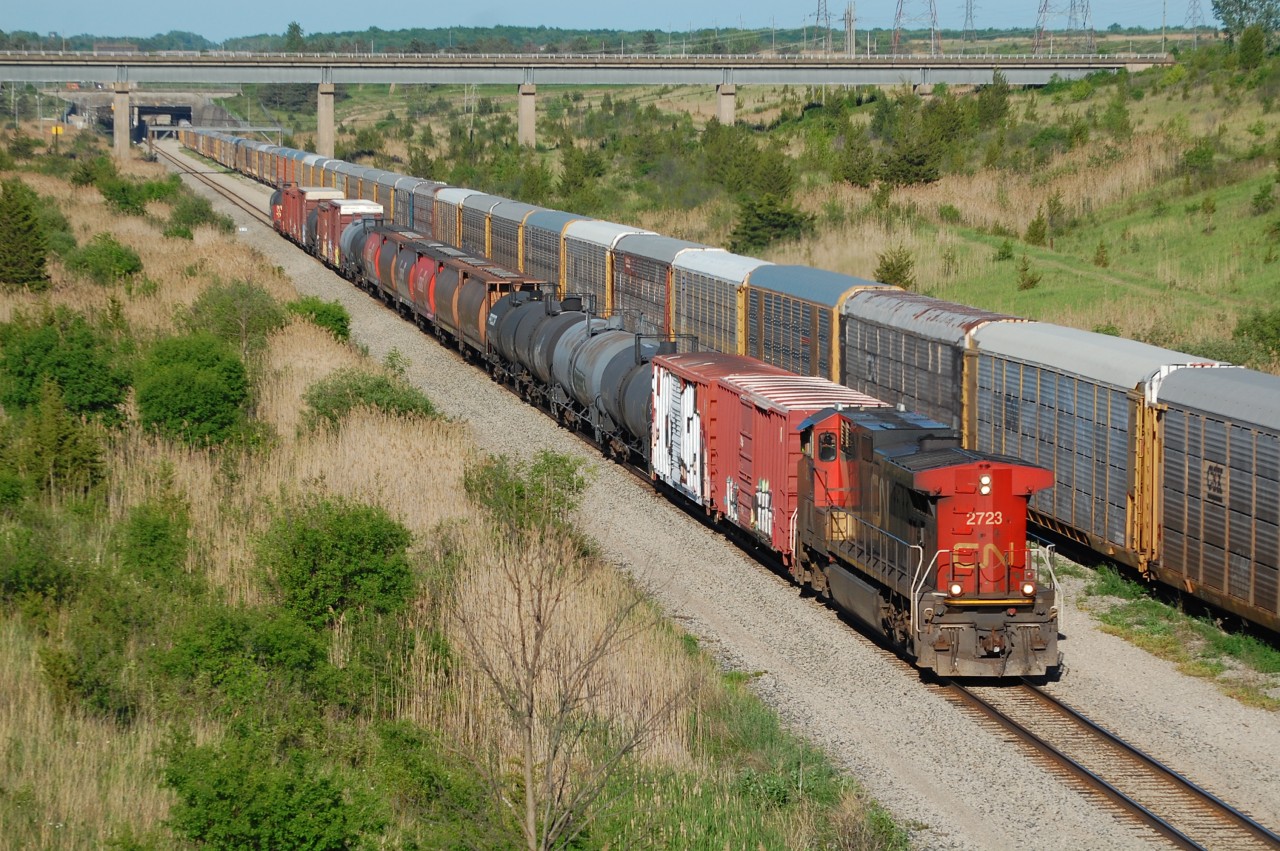 CN 562 heads northbound to Mile 19 on the CP Hamilton Sub for Interchange with Trillium at Feeder.