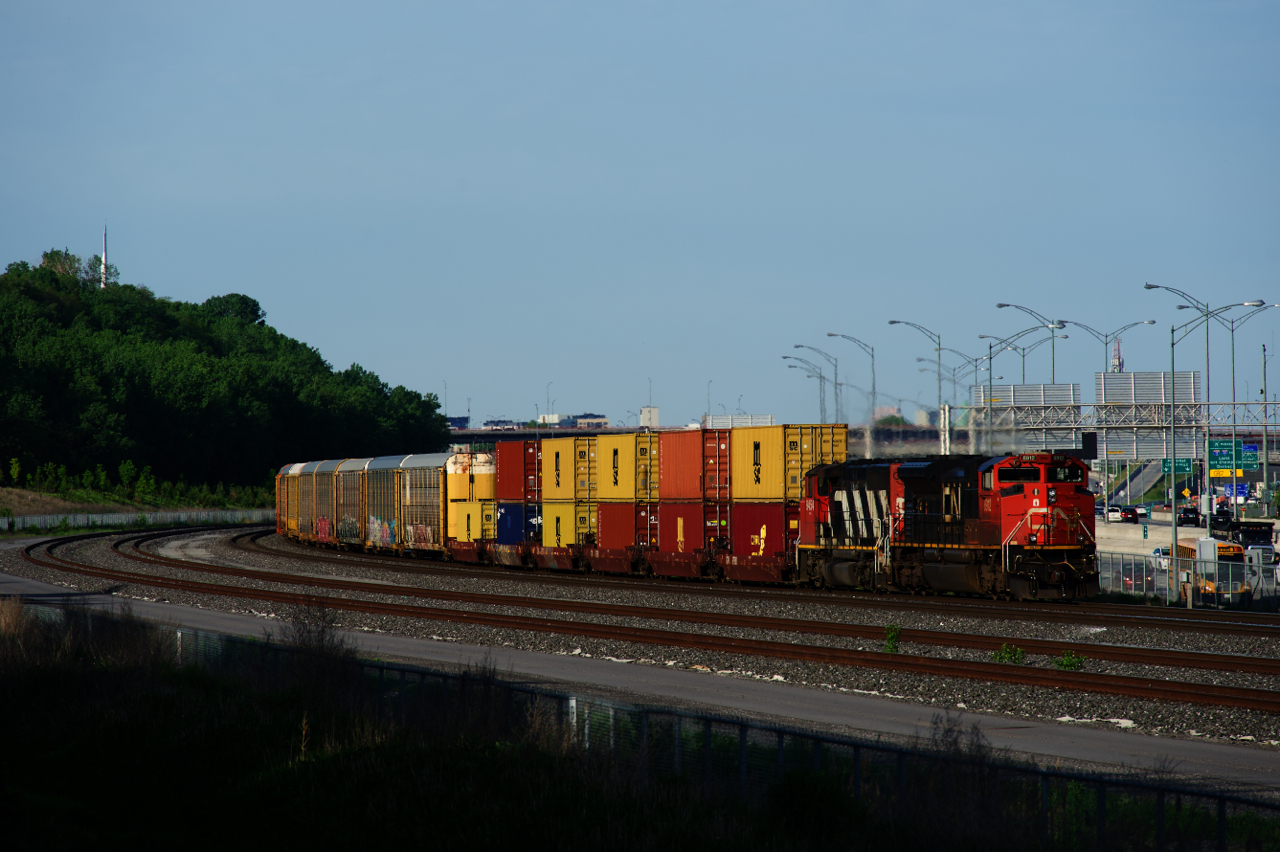 Built 36 years apart at the GMD London factory, CN 8912 and CN 9454 lead CN 401 westwards as it rounds a curve near Turcot Ouest.