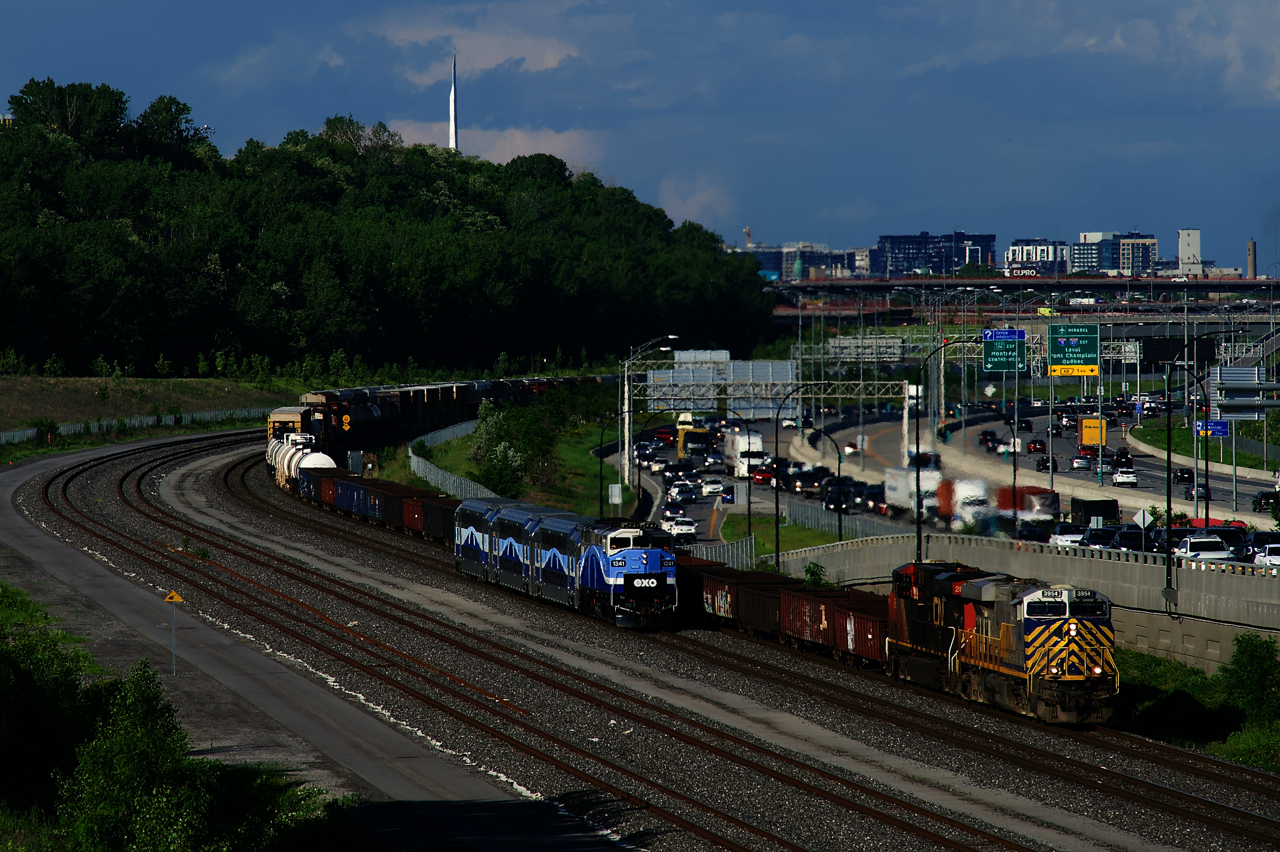 CN 321 is temporarily ahead of EXO 1211, but the latter will soon overtake the freight as both approach Turcot Ouest.