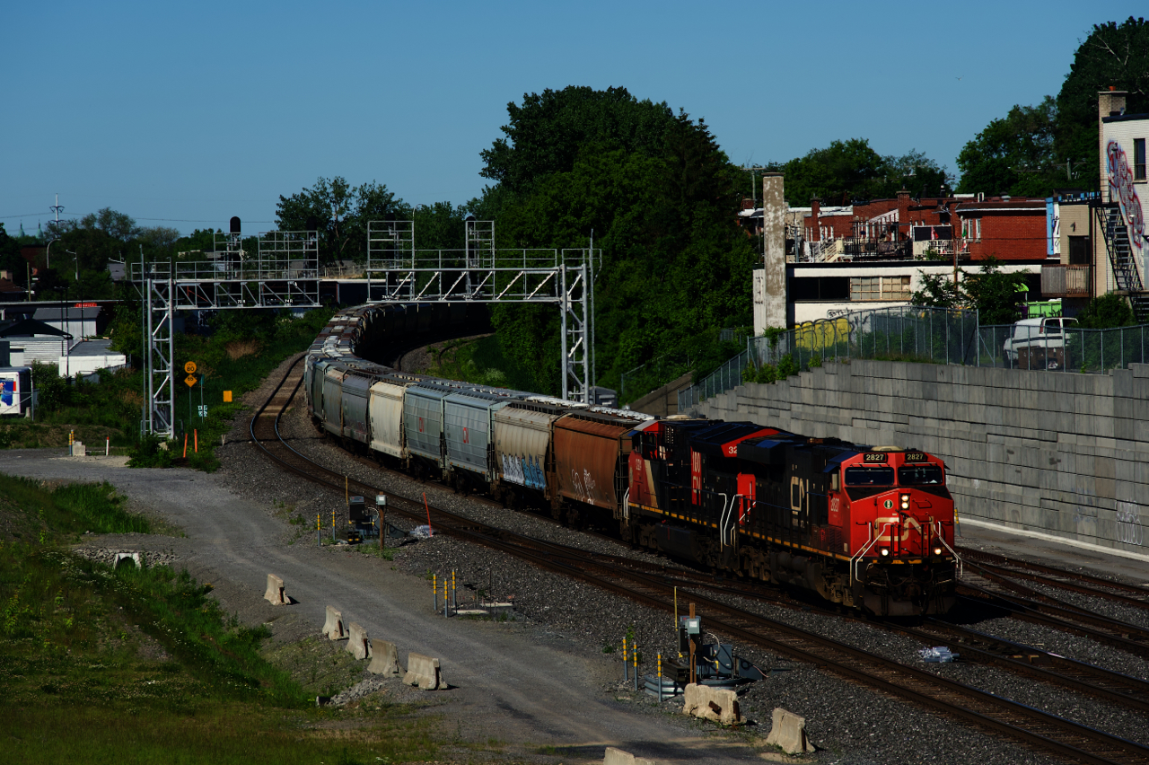 Grain train CN 878 has CN 2827 and CN 3224 up front (and CN 2538 on the tail end) as it approaches Turcot Ouest a bit over fifteen minutes after CN 120 passed.
