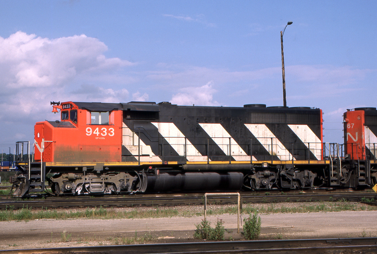 CN 9433 is in Toronto on August 9, 1986.