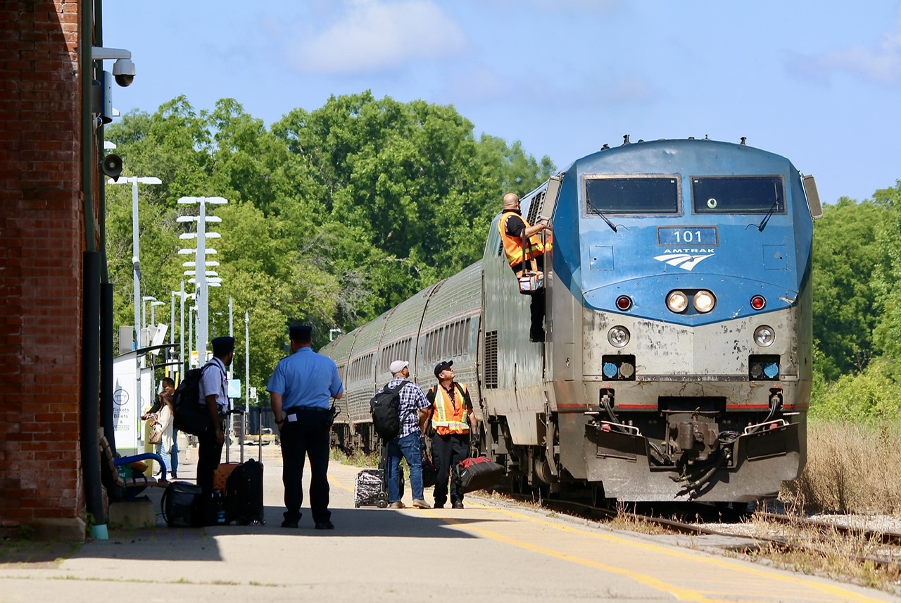 It is nice to see Amtrak’s “Maple Leaf” north of the border again after a long break thanks to the pandemic. Here the VIA 97 crew swap for the Amtrak crew, which will take the train the rest of the way to New York City, after a brief stop at Niagara Falls. It’s also nice to finally add a couple more trains to the Niagara region, which is already lacking a lot as far as rail traffic goes.