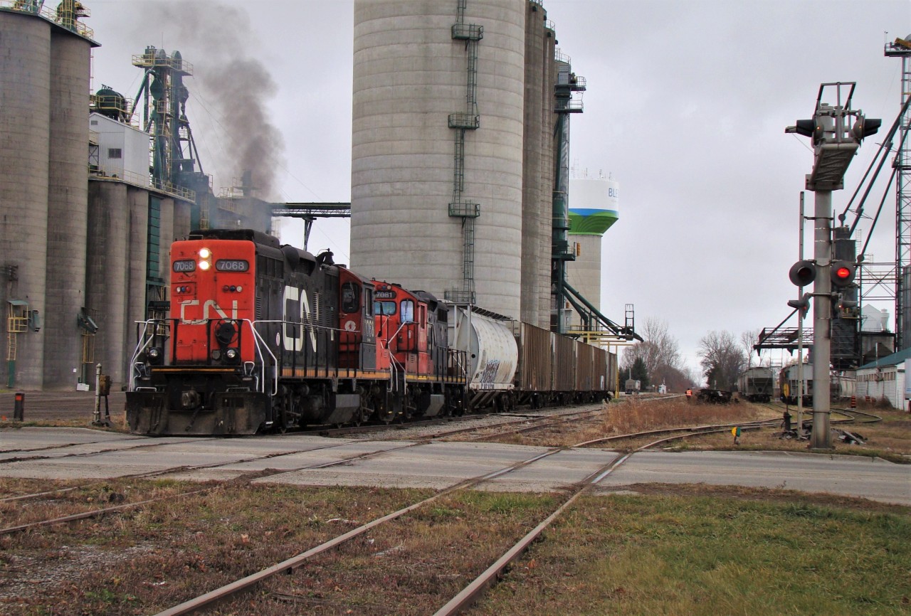 CN 514 switching the large Thompson's elevators on the former C&O.