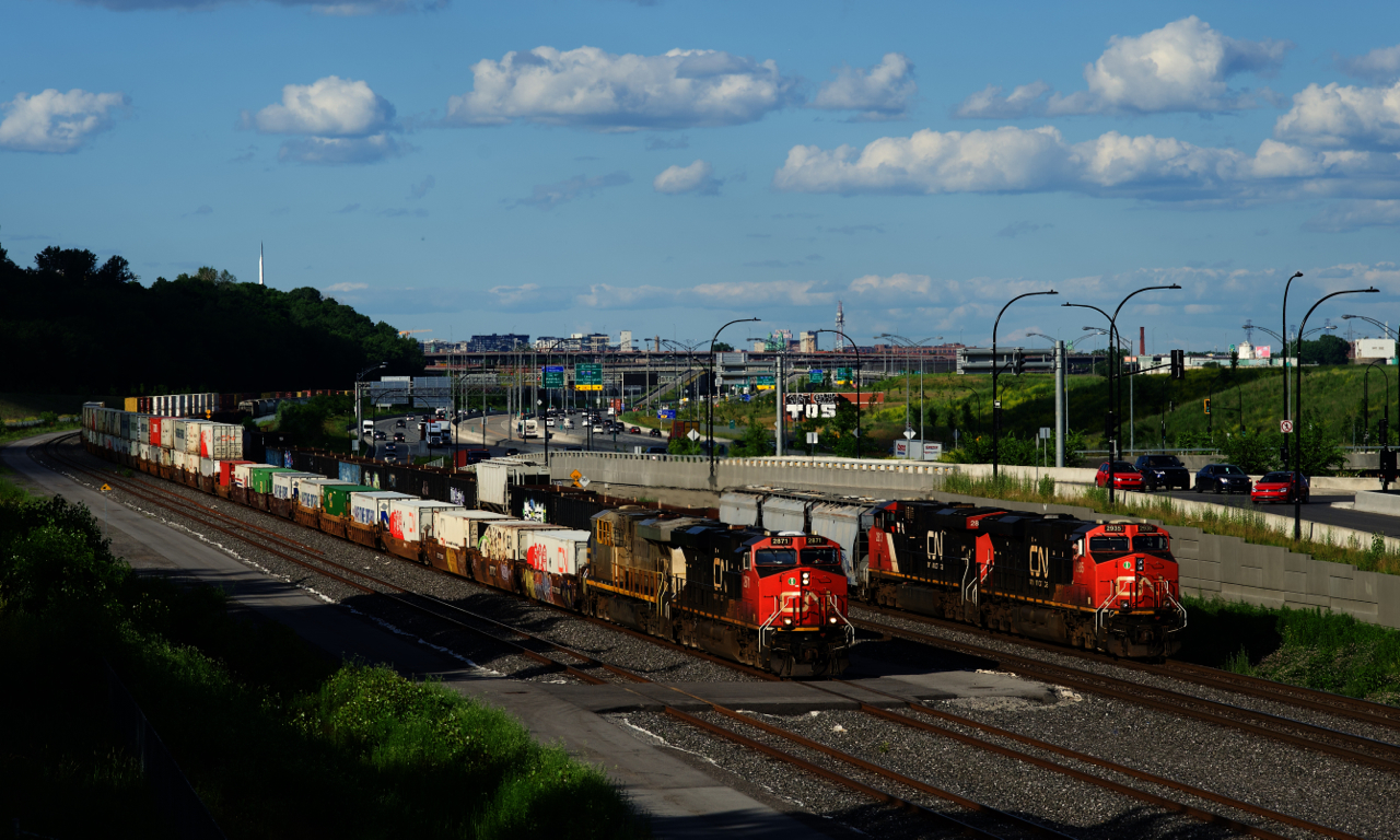 CN 121 at left is passing CN 321, which is stopped and waiting for an eastbound VIA to pass. CN 121 will be held out of Taschereau Yard, as CN 123 ahead is waiting to get into the yard (it will be able to enter once CN 377 leaves).