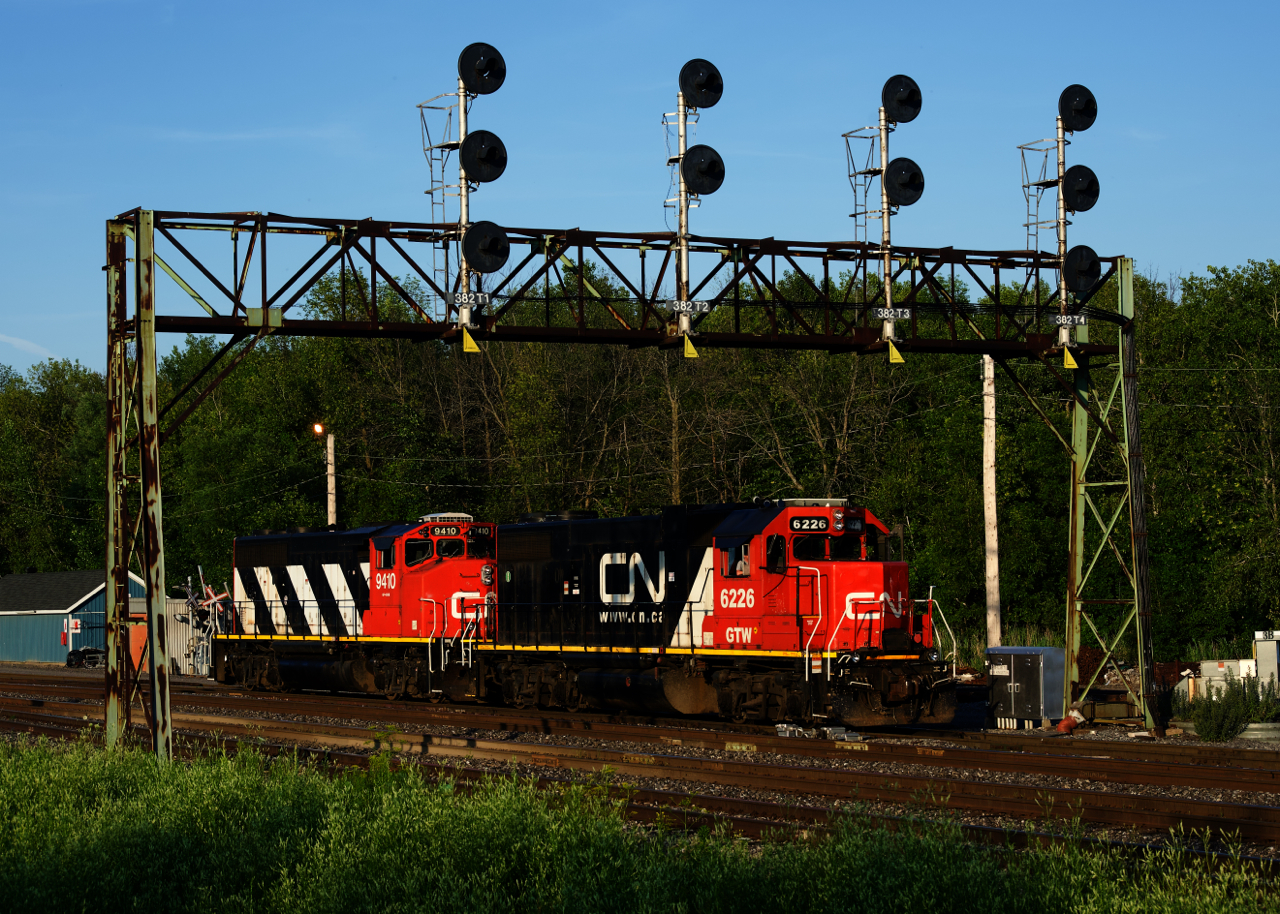 CN 536 is on its way to help CN 321 with a set off and lift as it passes under a signal bridge at Coteau Jct. Power is GTW 6226 & CN 9410.