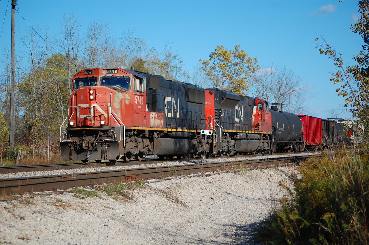CN 562 heads onto the Cayuga Spur at Feeder East to do an Interchange with Trillium Railway at Feeder Yard.