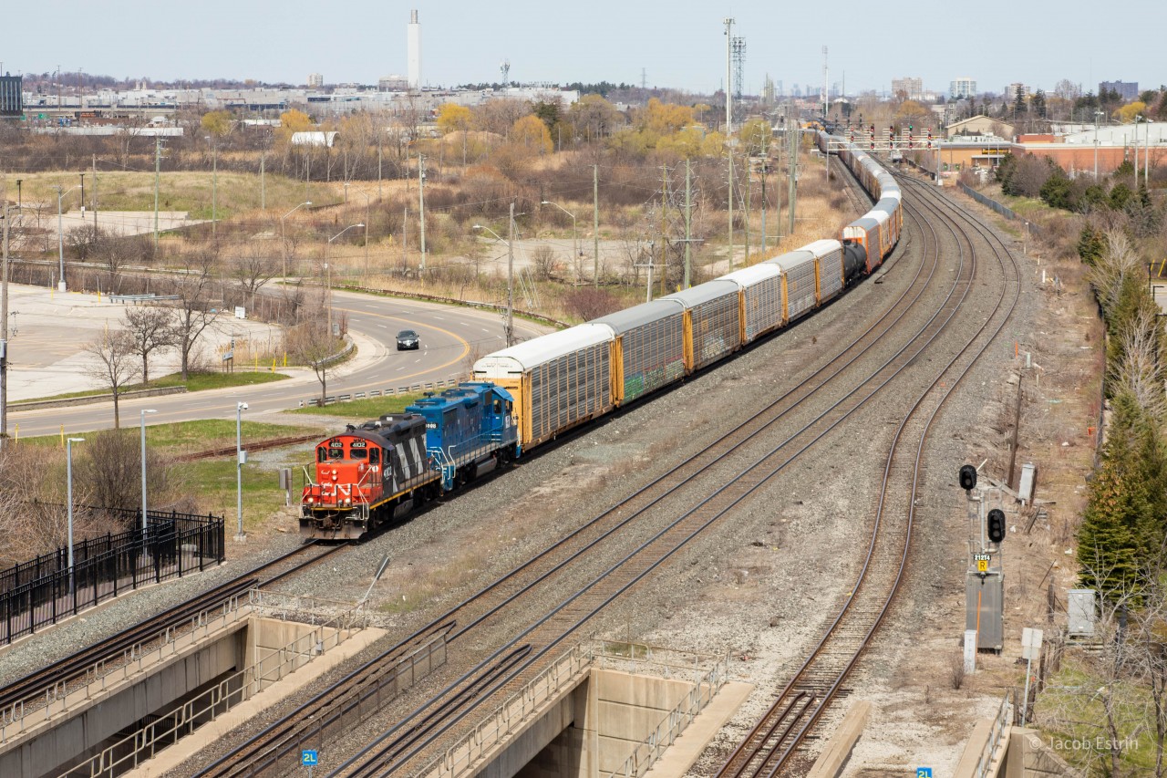 CN 4102 leads L554 West out of Oakville Yard with no stops along the way to Aldershot.