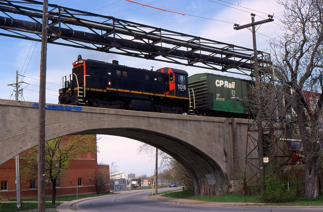 TRRY 108 heads southbound over Oakdale Ave in St. Catharines for Interlake Paper in Thorold. Now this line has been abandoned.