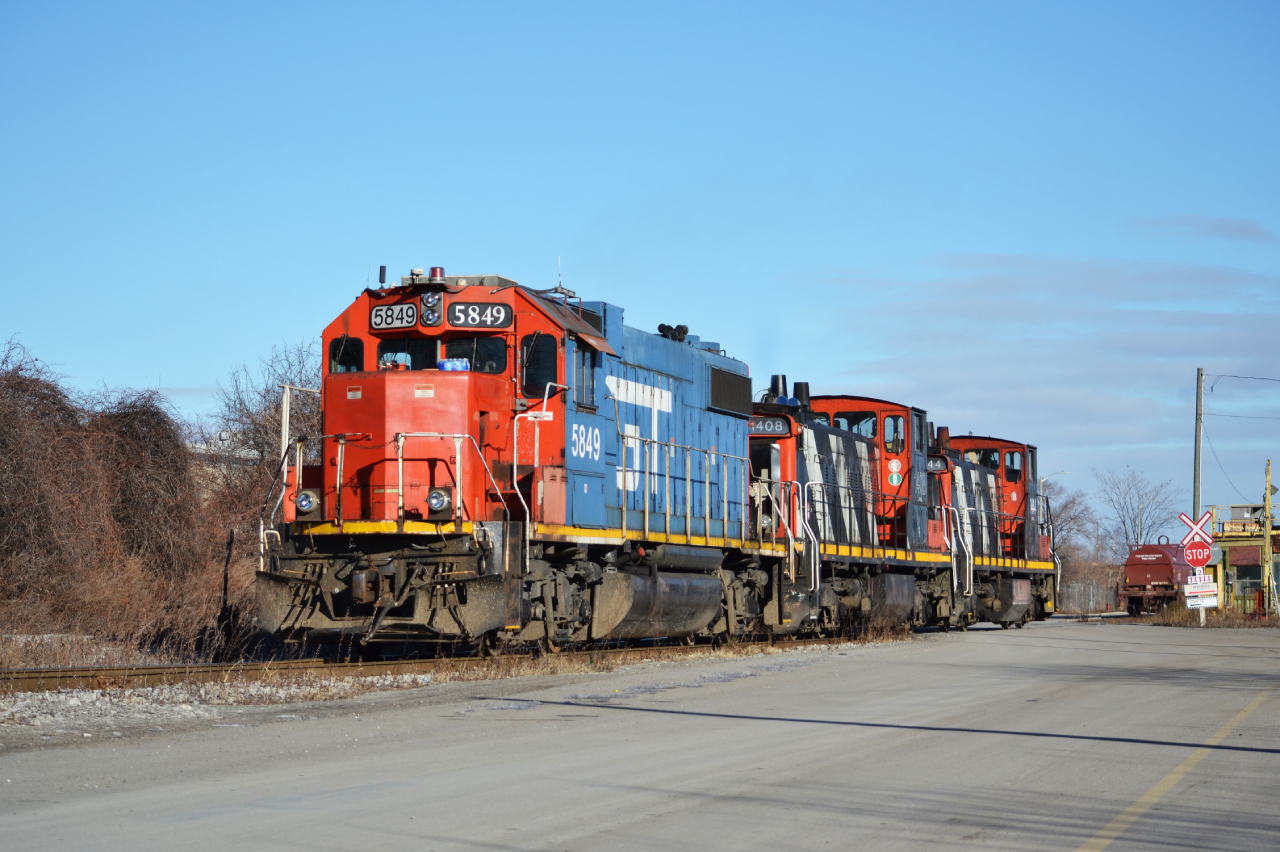 Going, going... GONE! A lash-up that was rare enough in 2020, is now 2/3rd's no longer here. Im unsure how long the set stayed like this but it sure drew a crowd. I'm sure a few of you here can write in the comments if 1408 and 1444 live on in a deadline somewhere, but for now, only 6420 marches on. Funny enough, 6420 and 5849 have been making a royal tour of Southern Ontario. 6420 after being stuck in Hamilton for almost half a year, wound up in Toronto, London, Hamilton, Oakville, Brantford, Aldershot all on various jobs. 5849 having worked its way up the Newmarket to be based out of Huntsville, foaming isn't all that bad in 2022