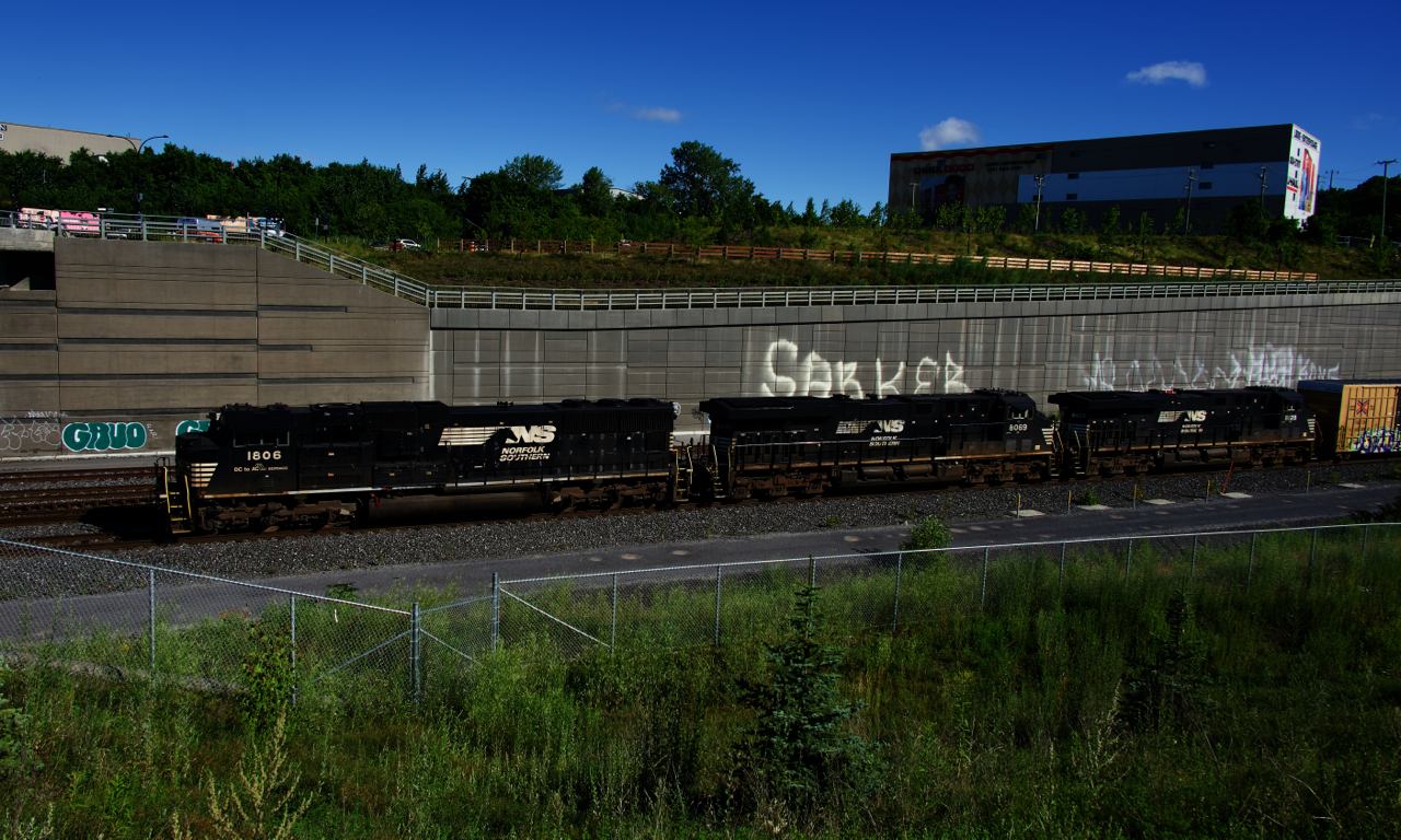 A late CN 529 is passing Turcot Ouest with an EMD rebuild leading two GEVOs (NS 1806, NS 8069 & NS 8128).