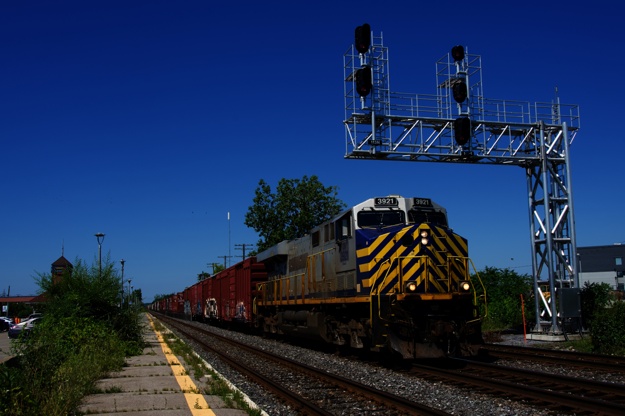 CN 368 is passing Dorval Station with ex-CREX CN 3921 up front and another (CN 3956) mid-train.