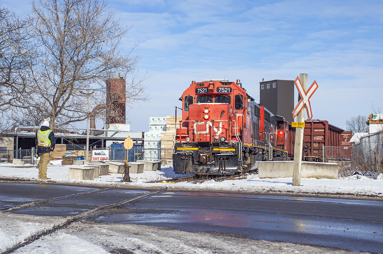L580 prepares to pull a cut of empty centre beams out of Rembos before spotting three loads.