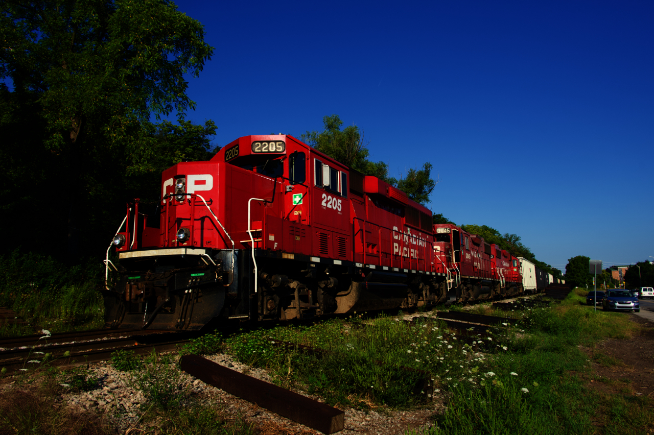 CP H41 shoves back to Kinnear Yard with CP 2205, CP 3045 & CP 3033 for power. It is building its train before taking the Belt Line towards the industrial section of Hamilton, where it will serve a couple of clients before heading back to the yard for a lunch break.