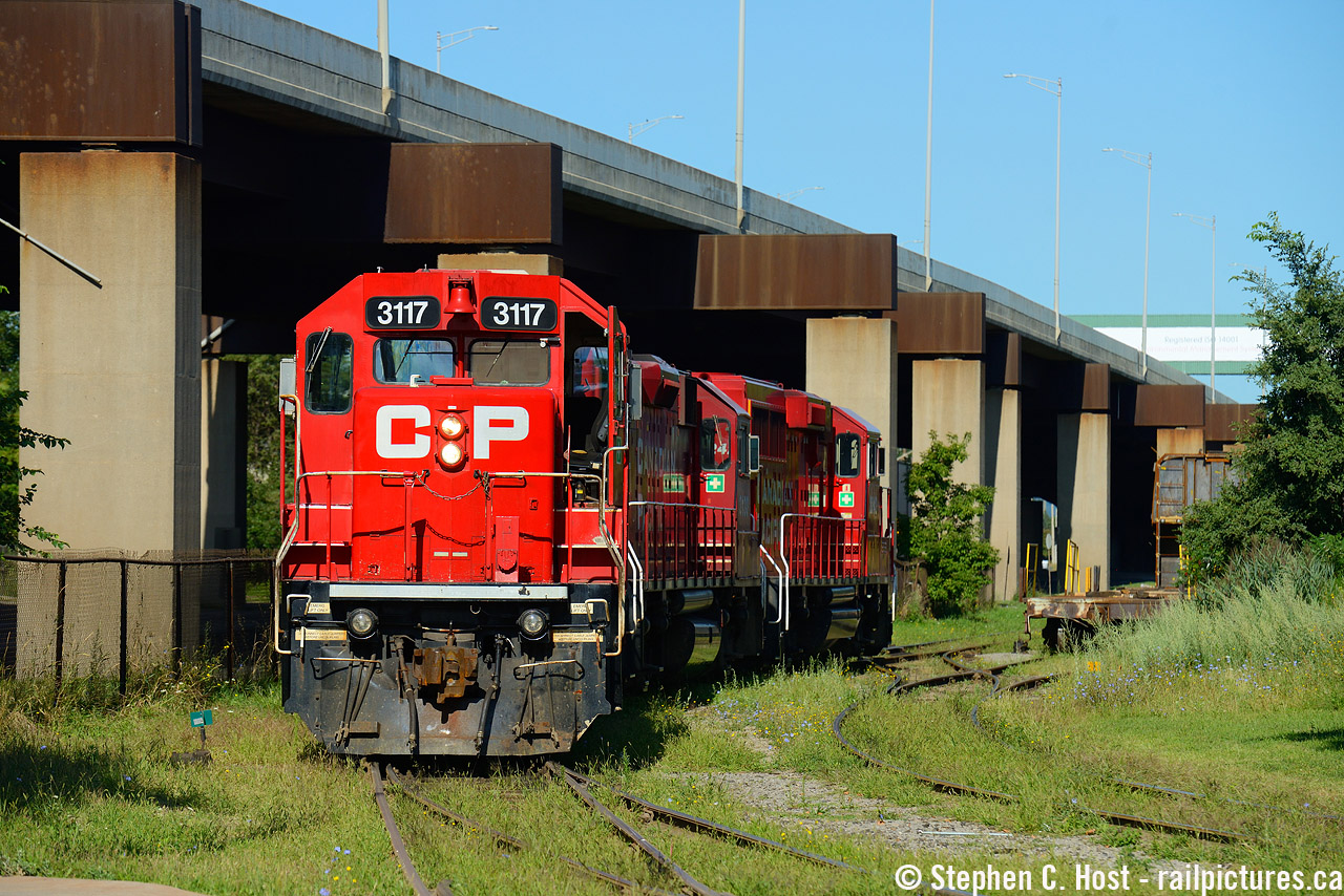 A kinnear yard job is about to lift National Steel Car in Hamilton. Infrastructure and trains - that's why I go to Hamilton and there's plenty of it :)