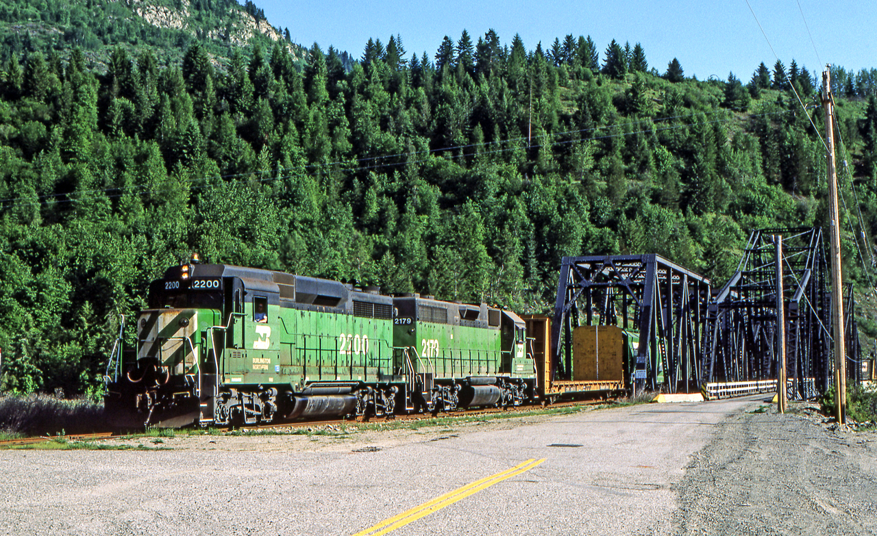 Peter Jobe photographed BN 2200 and BN 2179 and their train in Waneta, British Columbia on May 29, 1986.