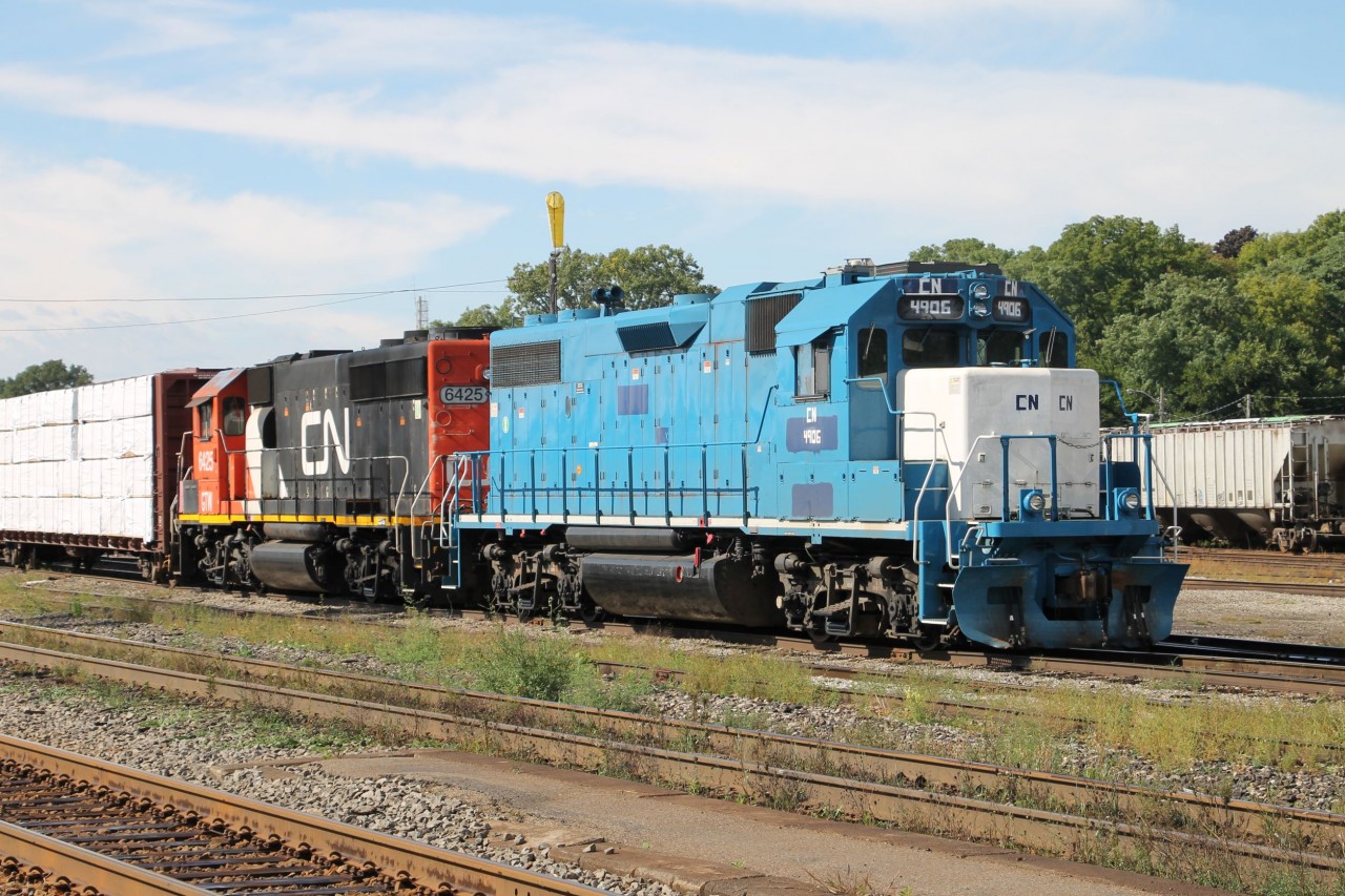 Today lesson is “How not to apply identification markings on a locomotive”. Sitting in Brantford Yard, CN 4906 with freehand identification markings is coupled to the more appropriately identified GTW 6425. Time to take away the crayons and order some pre-cut vinyl CN and number 4-9-0-6 decals.