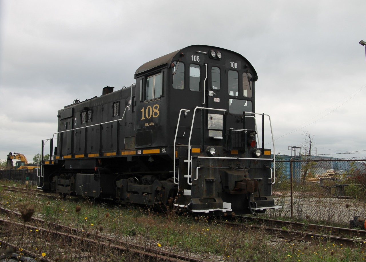 Trillium Railway 108 (maybe GIO now?) in stealth black sits tied down just inside the gate at the former Martech facility on Rusholme Road in Welland. The former Martech Industries building has been leveled and not much remains on the property except a few excavators cleaning up what remains and out of sight to the left IC1504, IC 1506, CN 4100 and Stelco 615 sit coupled, lined up along the fence wondering will they be next?