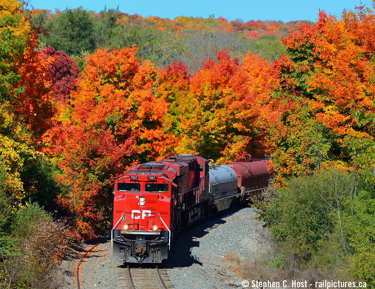 Among brilliant fall colours I hadn't seen in this spot in 10 years, CP 246 glides down the Hamilton Escarpment on a nice cloudless sunny day. In the fall, the sunny days are hit and miss, as are the colours, so getting it all together is something that usually takes quite a bit of planning.