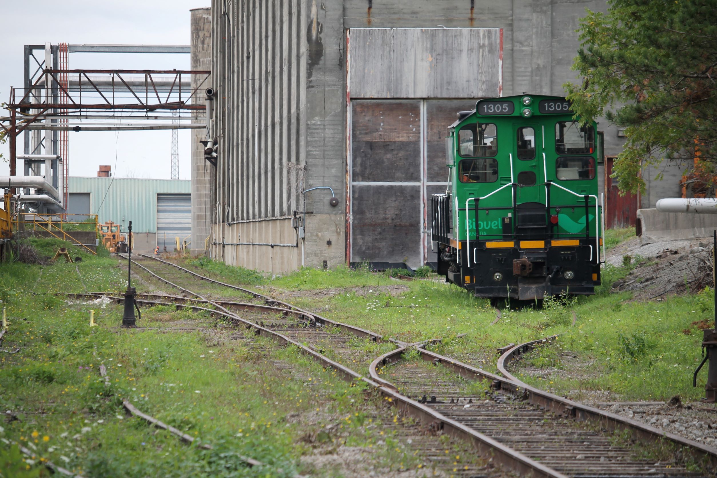 Railpictures.ca Terry O'Shell Photo Bioveld 1305 is tied down inside