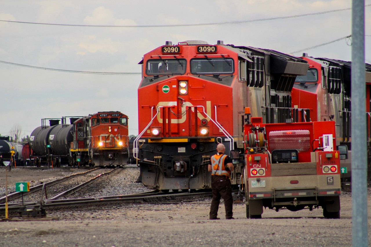 CN's shortline hub in Regina bustles with activity as A423's conductor walks over for a quick chat with a foreman after manning a switch to re-couple his power with his train. 4797 is paired with 7265 behind it working the yard before they send a cut of transfer cars to CP.